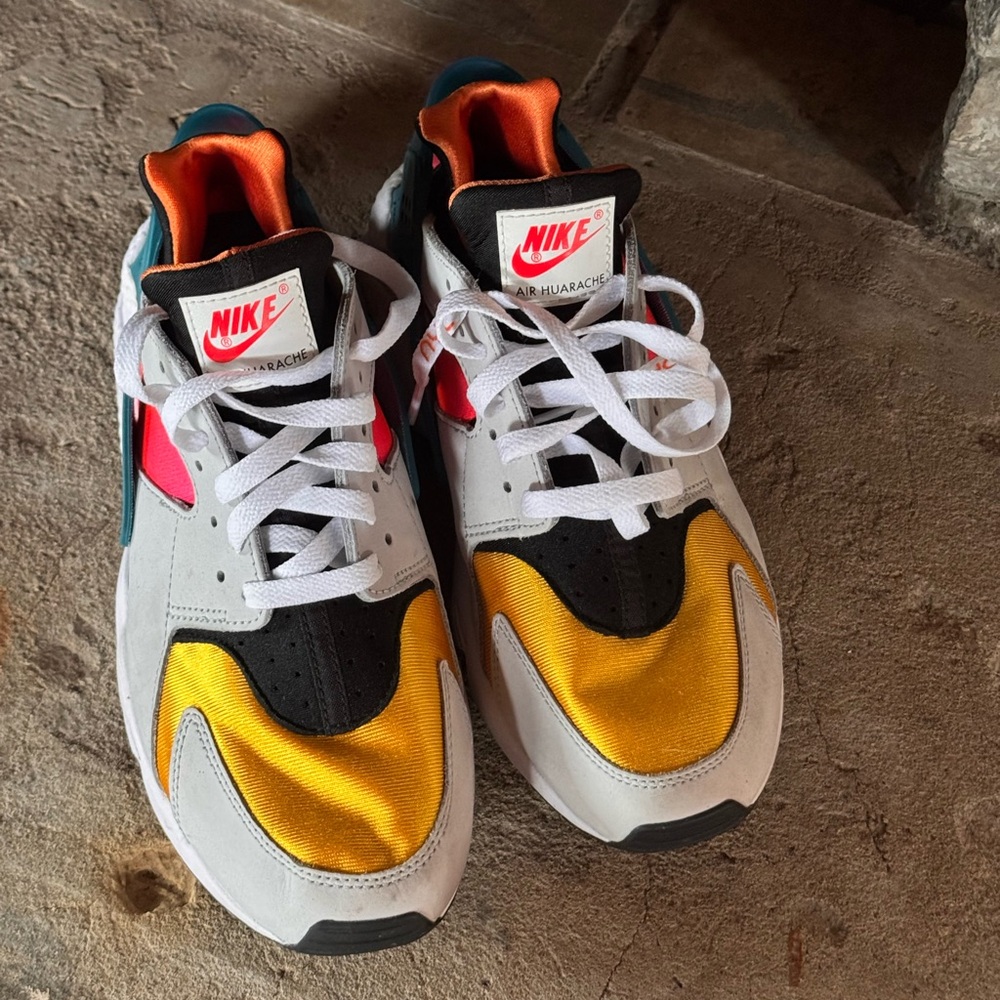 Nike Yellow and Black Sneakers Dynamic Design
